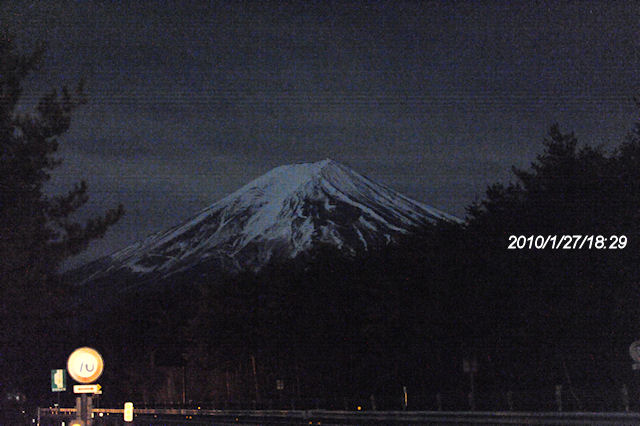 焦点距離70mm, f2.8のレンズで見た十二夜月下の富士山