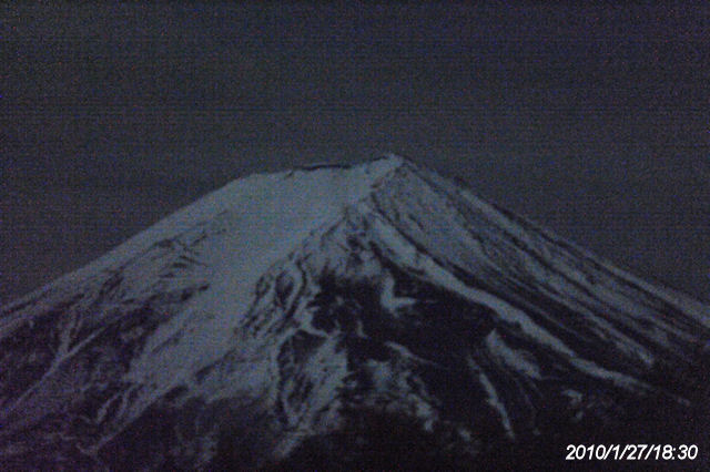 焦点距離200mm, f2.8のレンズで見た十二夜月下の富士山