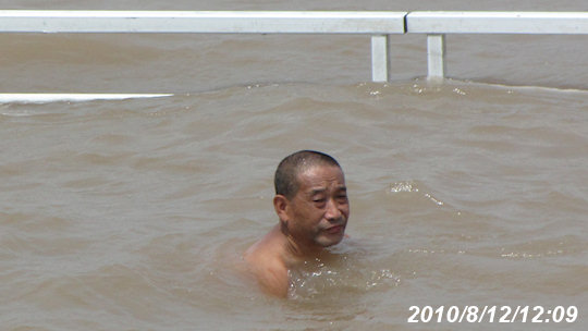 長江で泳ぐ人
