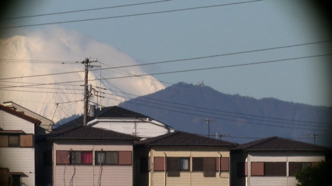 白い富士山の右に黒い大山